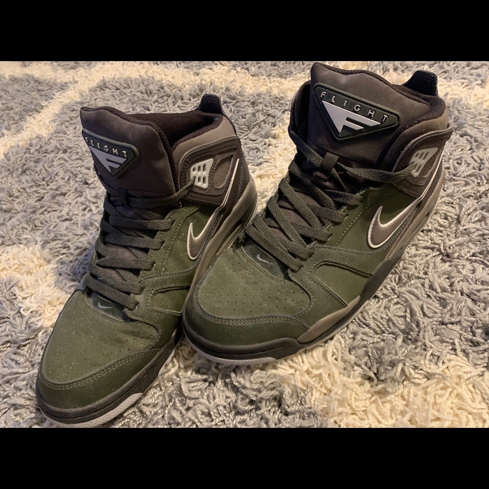 Men’s grey and green Nike Flight shoes in a 10.5